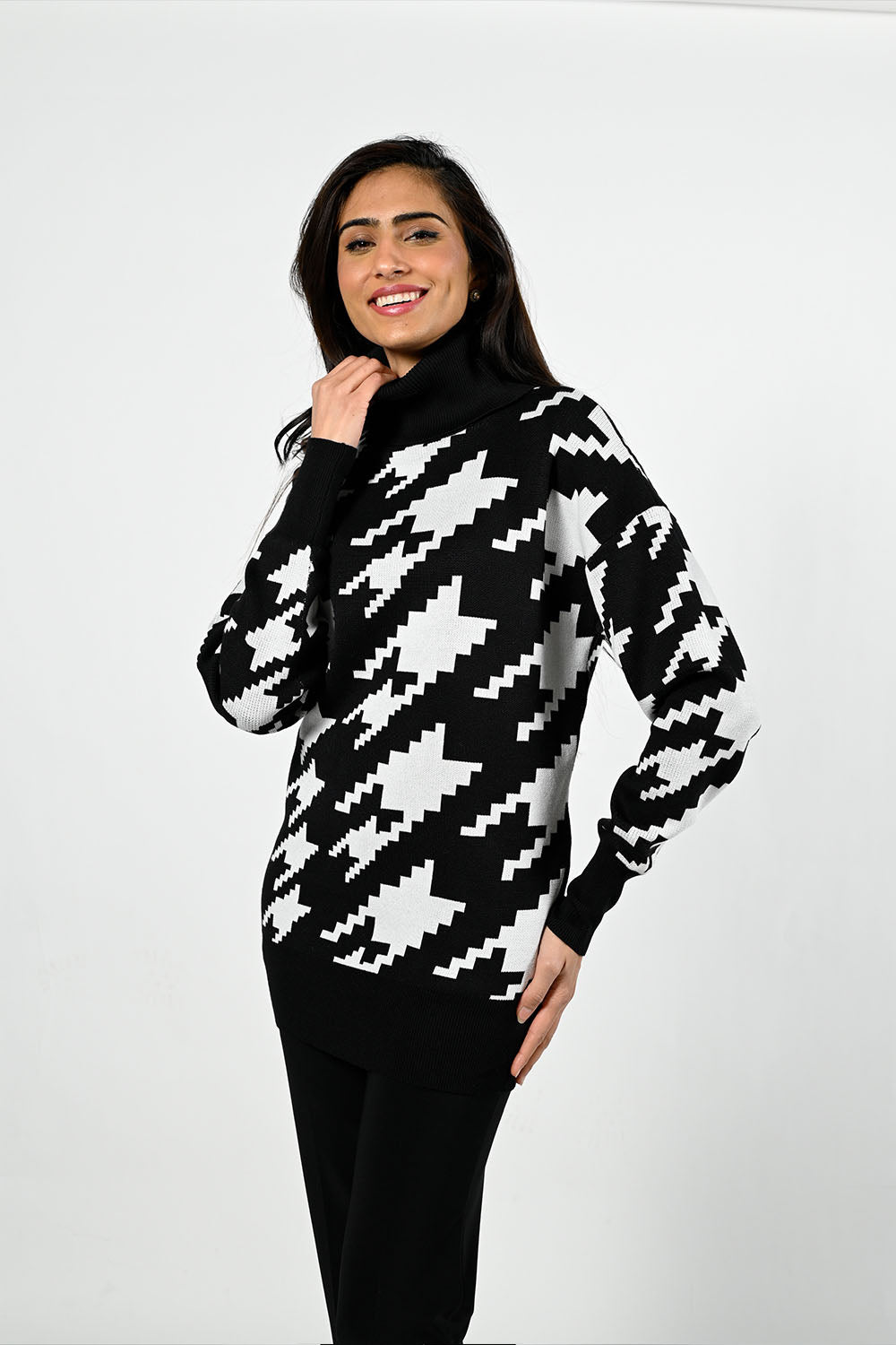 Frank Lyman Black/White Knit Top Style 224509U