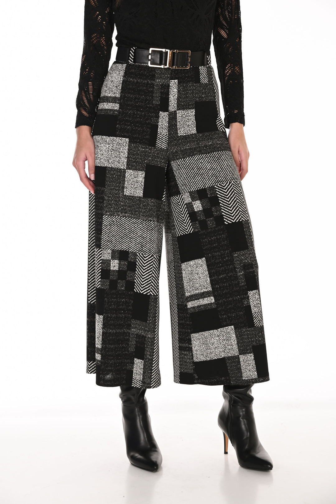 Frank Lyman abstract print plaid cropped wide leg pants Style 263457