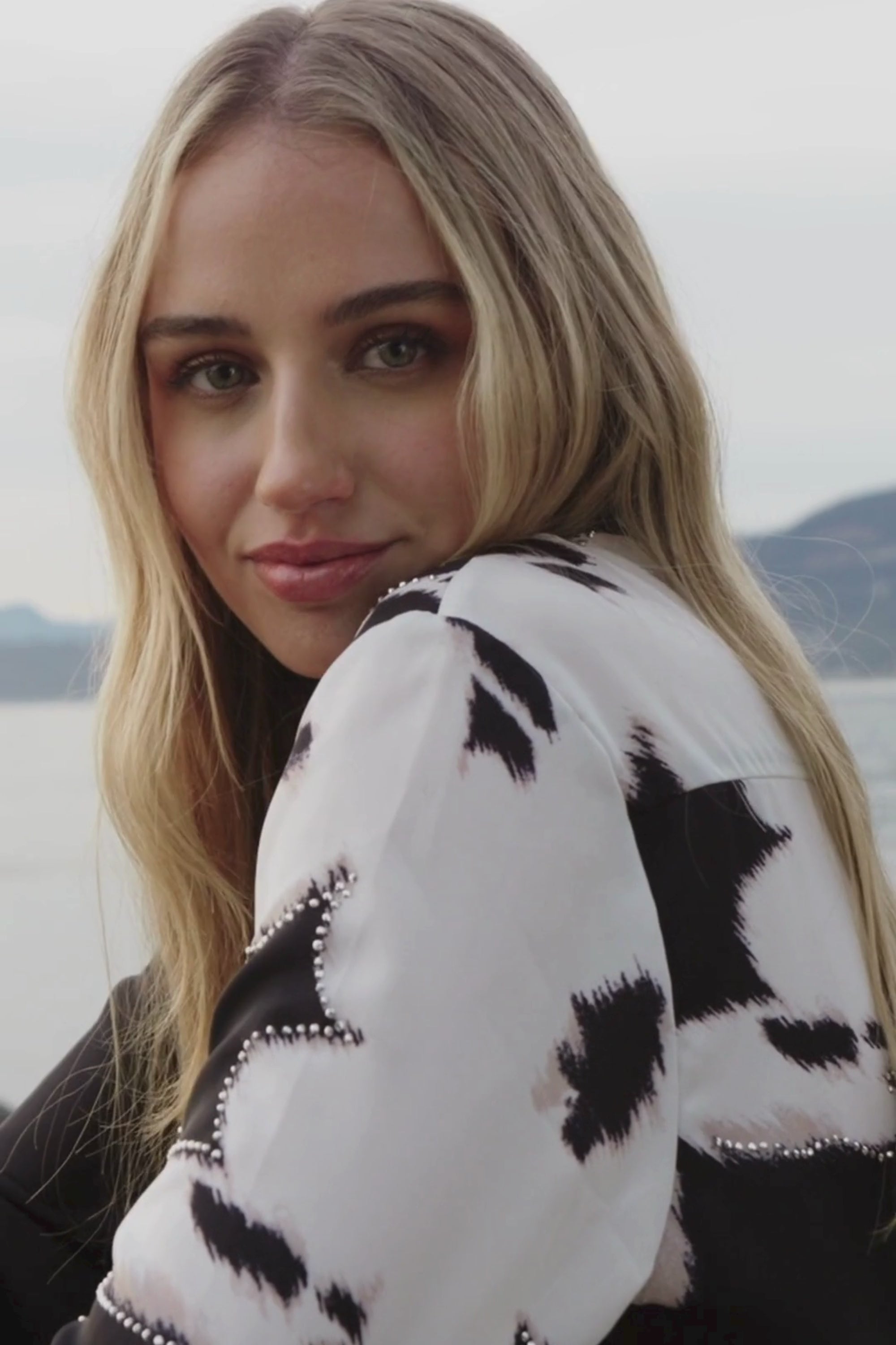 Blusa con estampado floral abstracto en blanco roto y negro de Frank Lyman, estilo 253814